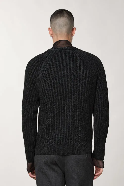 Long-sleeved ribbed sweater