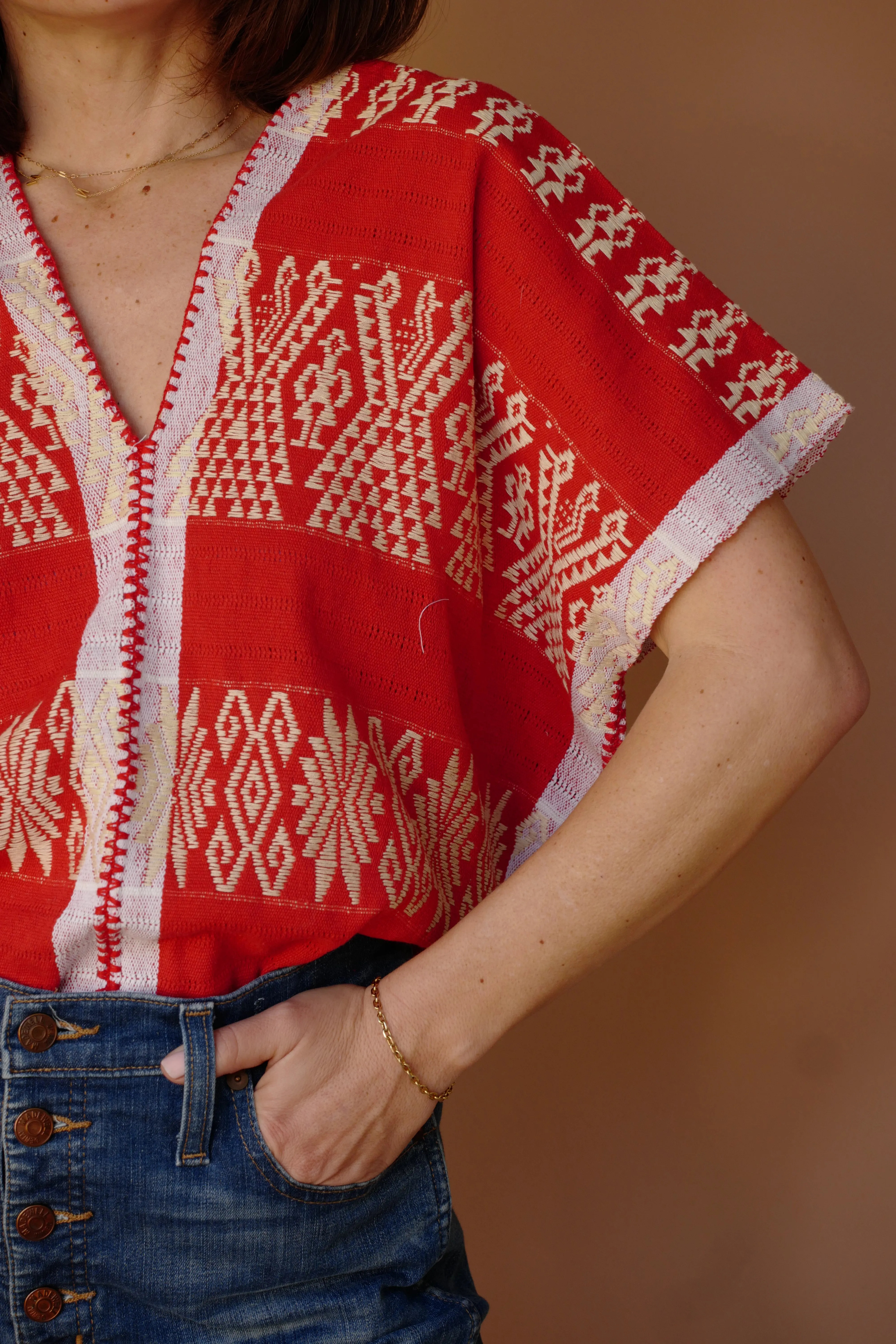 RED   WHITE V-NECK