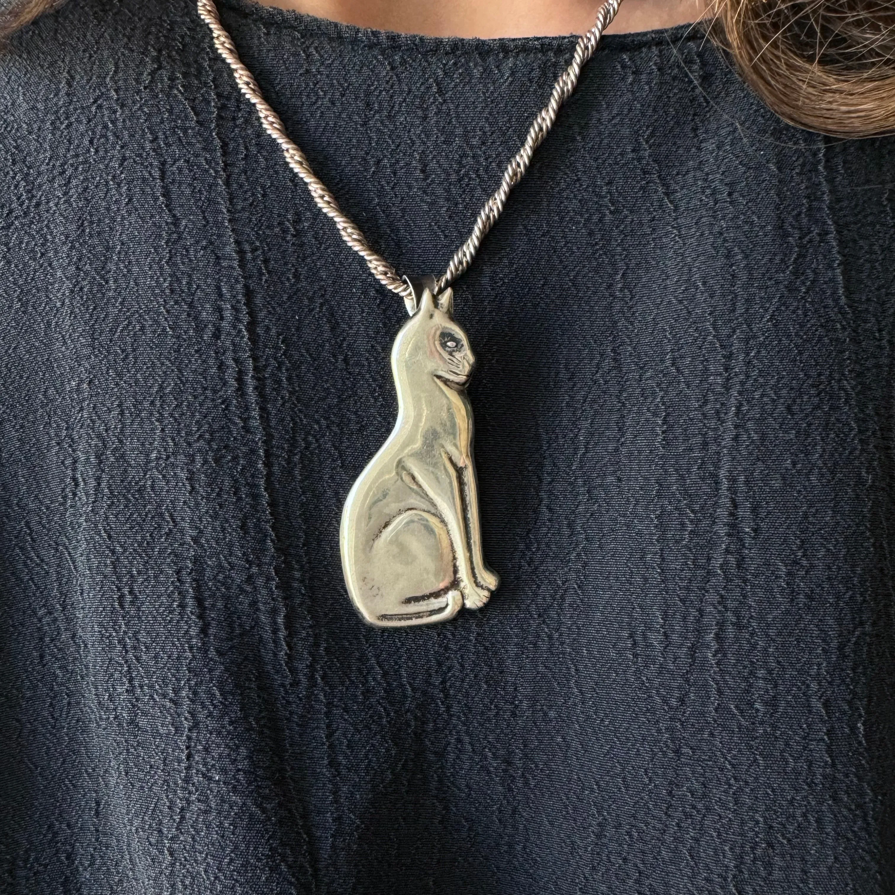 V I N T A G E // like a sphynx / sterling silver sitting cat / a pendant